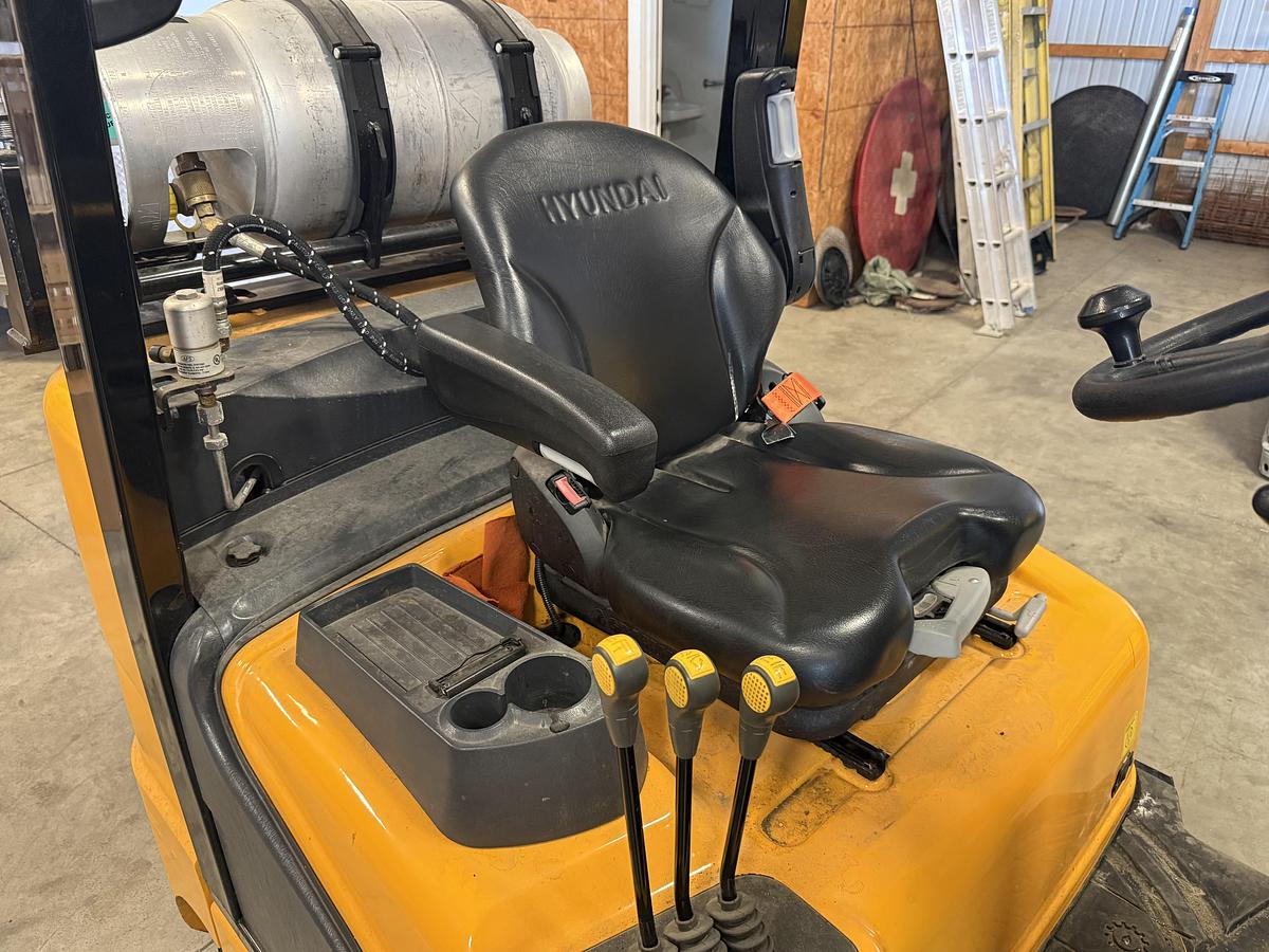 Used 2019 HYUNDAI 25LC-7A