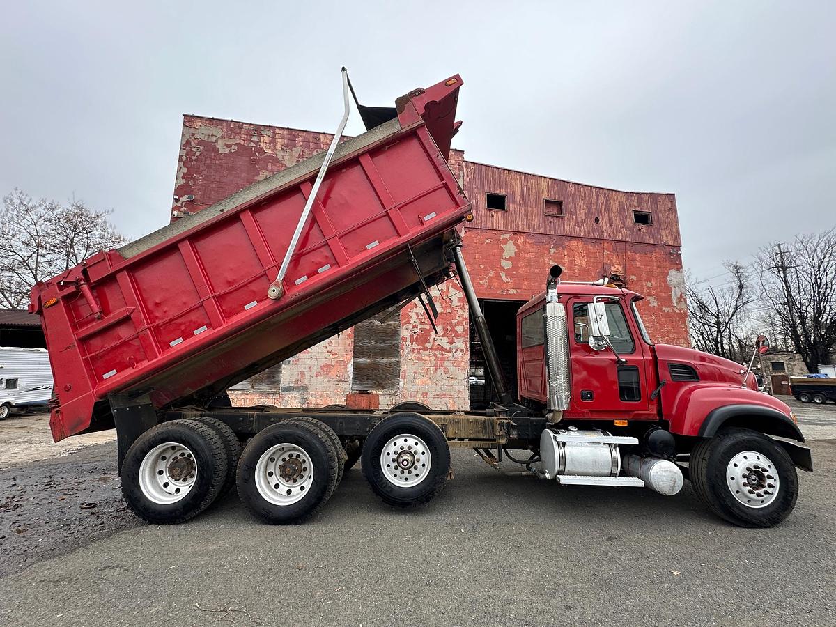 Used 2005 MACK Granite CV713