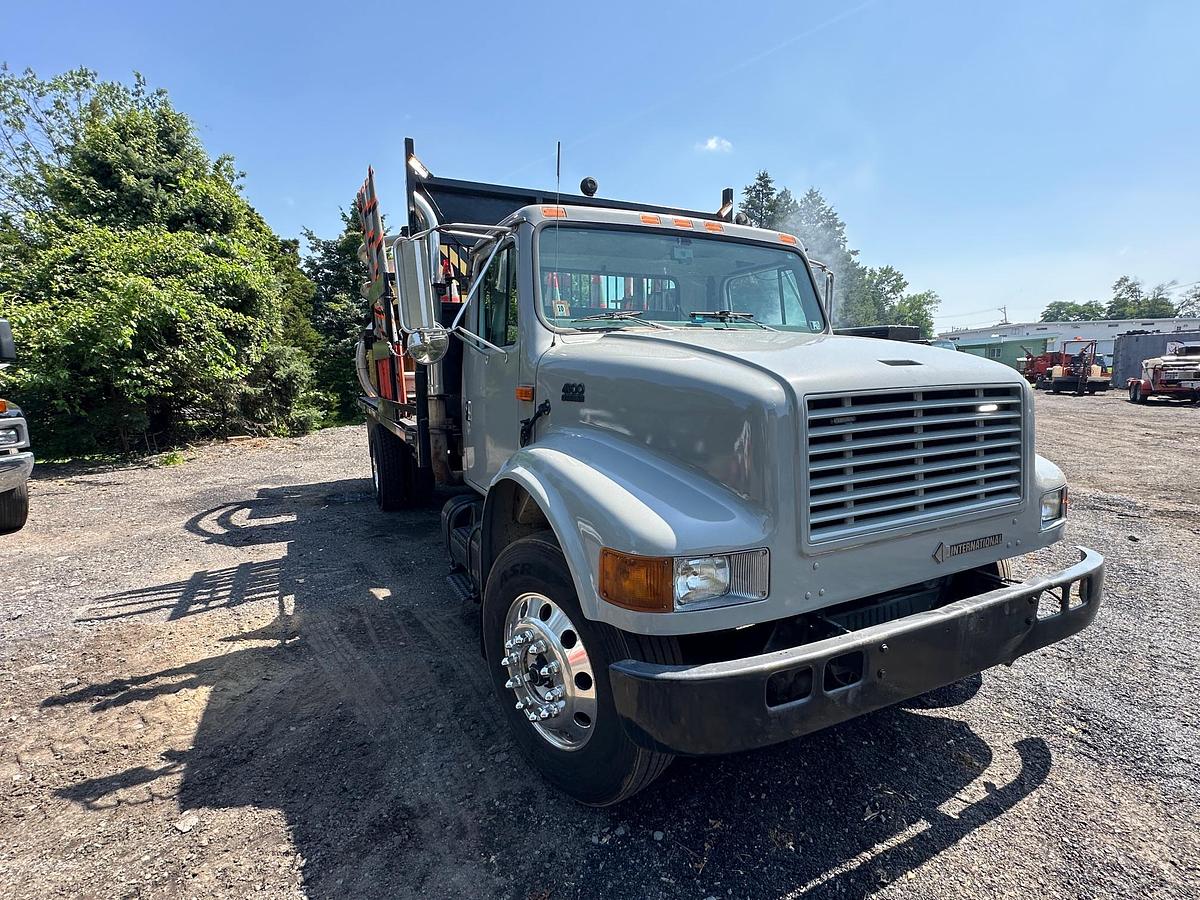 Used 2001 INTERNATIONAL 4900 Attenuator Truck
