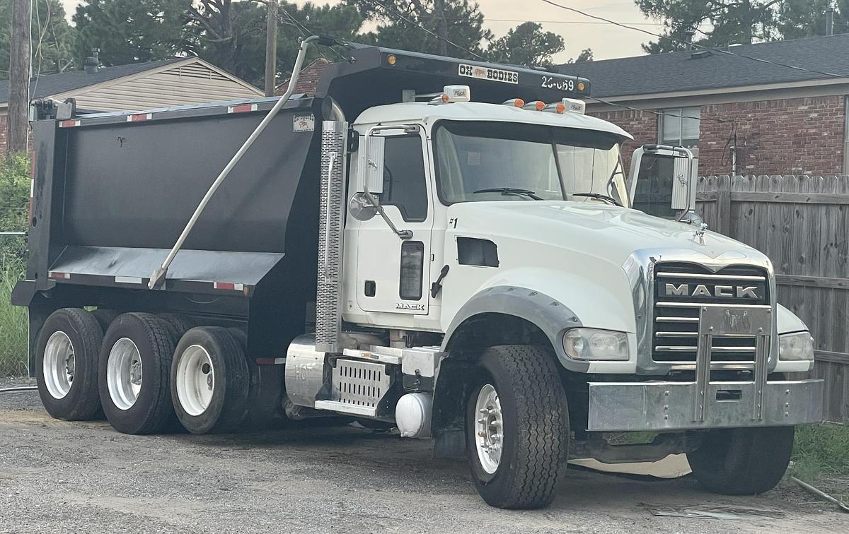 Used 2017 MACK Granite GU713