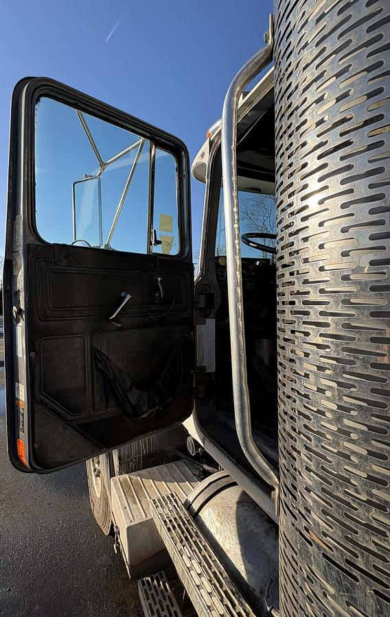 Used 2003 MACK RD688S