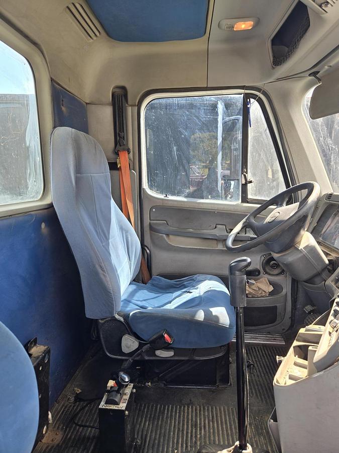 Used 2009 FREIGHTLINER Columbia