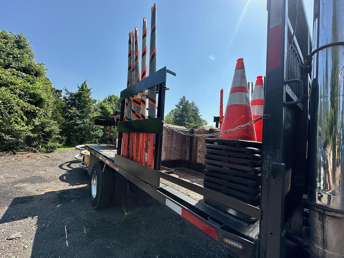 Used 2001 INTERNATIONAL 4900 Attenuator Truck
