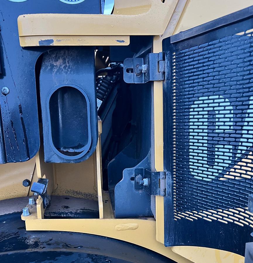 Used 2016 CATERPILLAR 907M