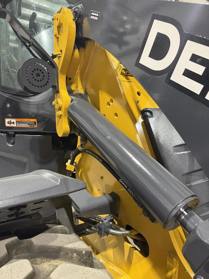 Used 2022 DEERE 324L