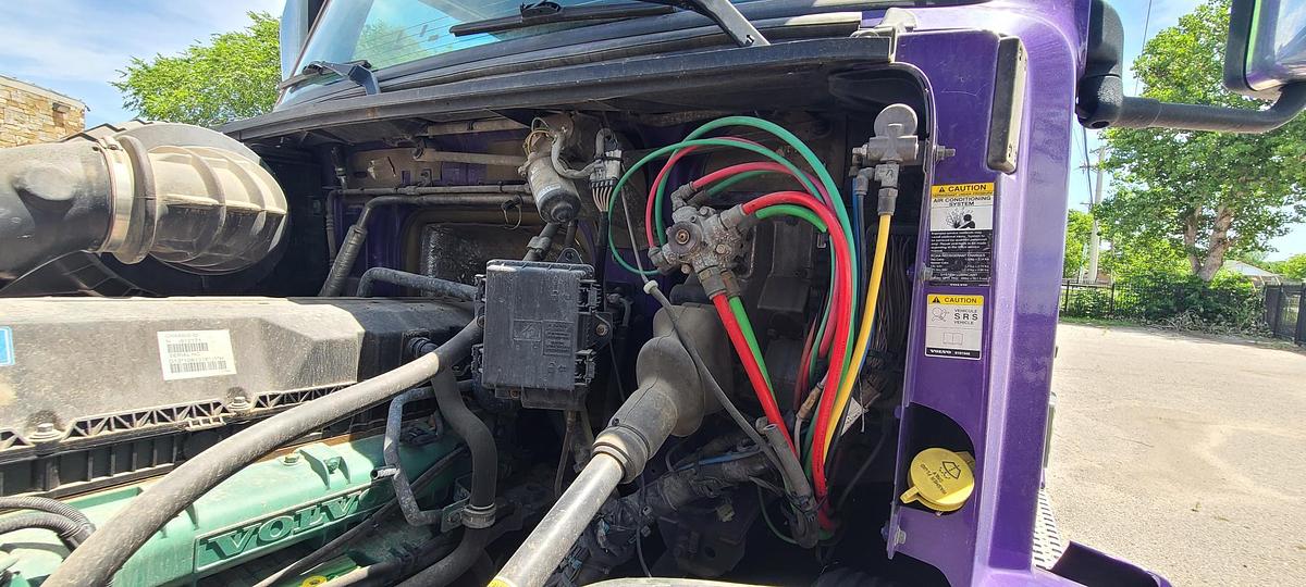 Used 2015 VOLVO VNL64T780