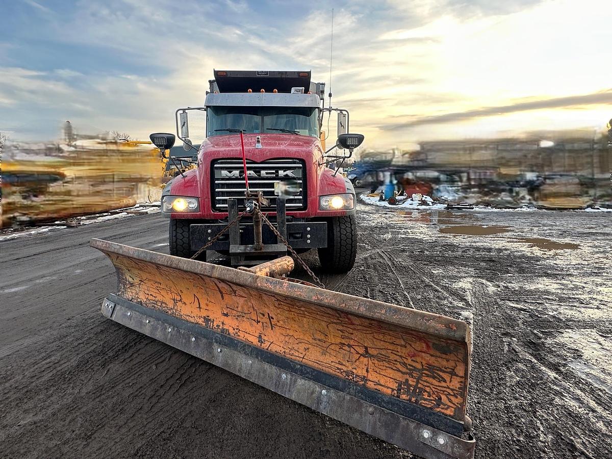 Used 2017 MACK Granite GU713