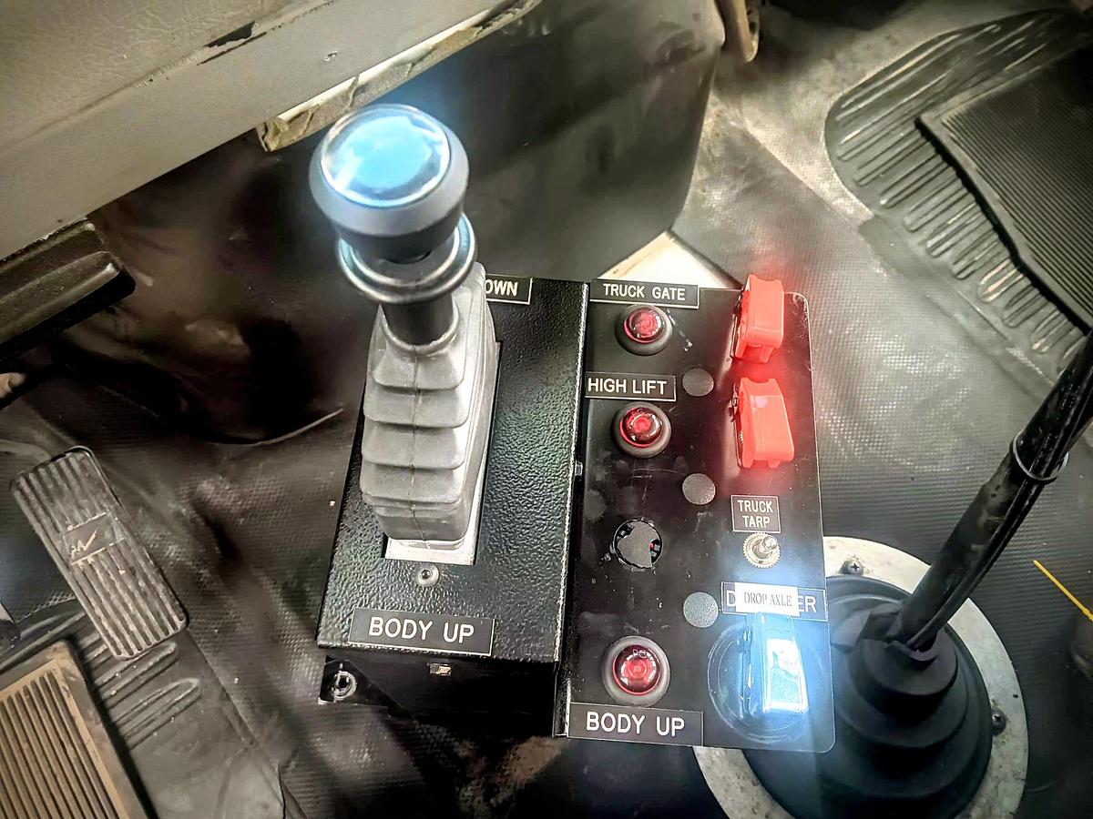 Used 2001 FREIGHTLINER FL 112