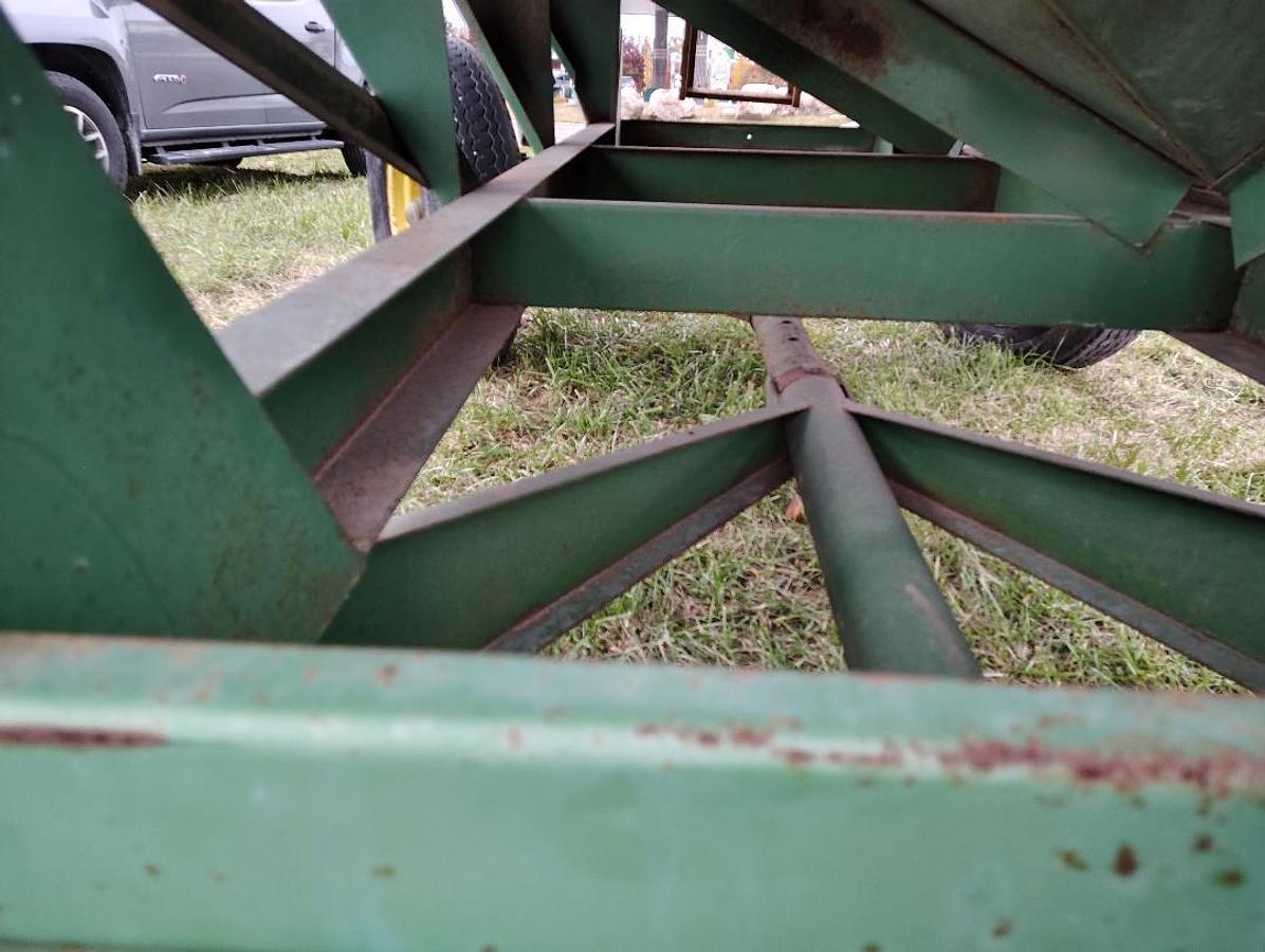 Used JOHN DEERE 350-22 Gravity Wagon