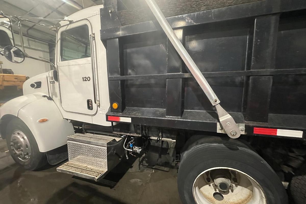 Used 2005 PETERBILT 335