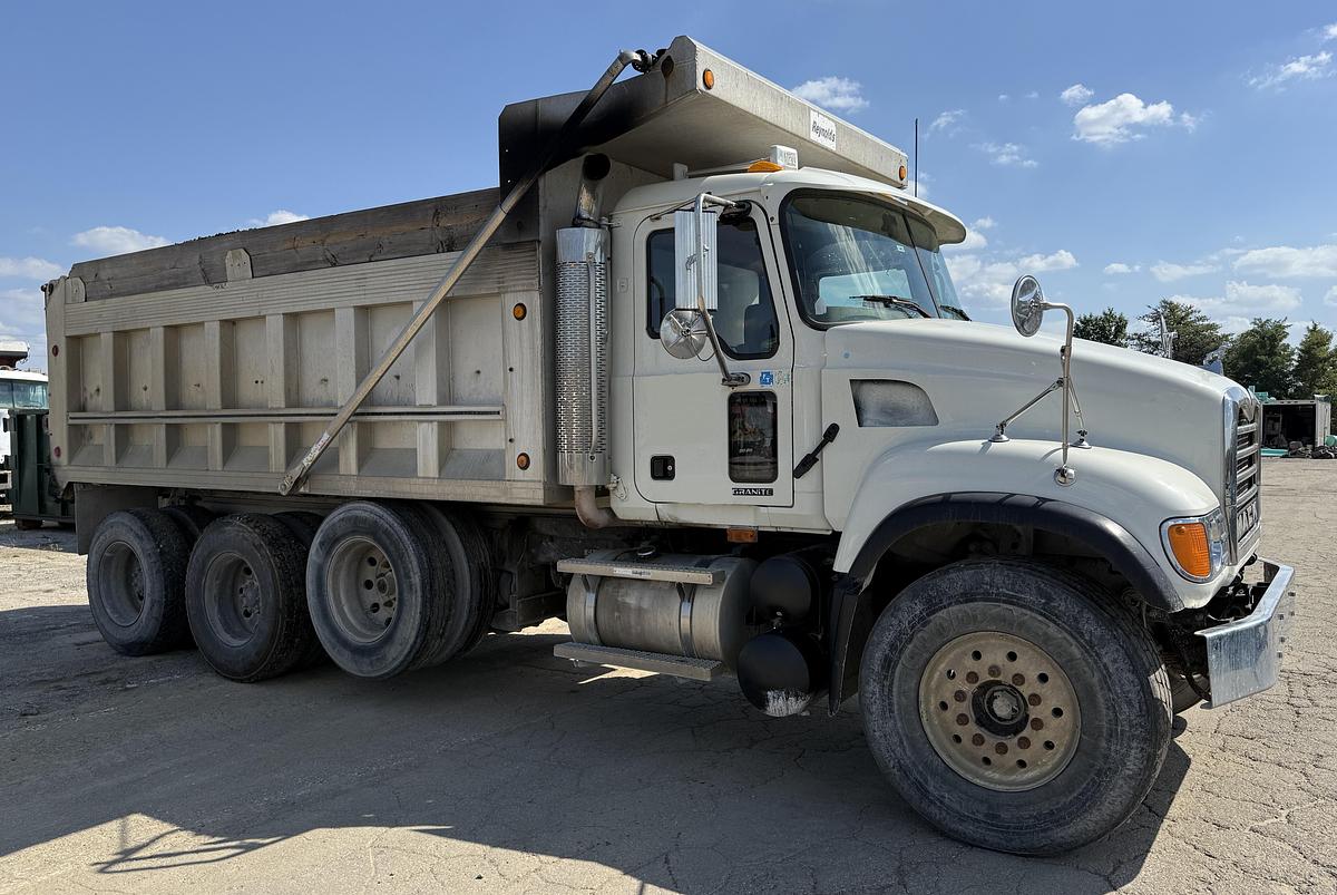 Used 2005 MACK CV713