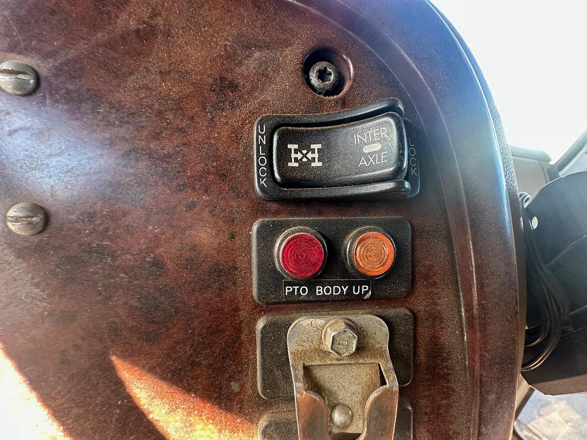 Used 2006 MACK Granite CV713