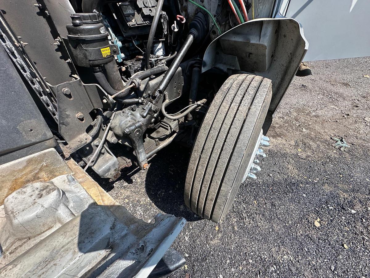 Used 2001 INTERNATIONAL 4900 Attenuator Truck