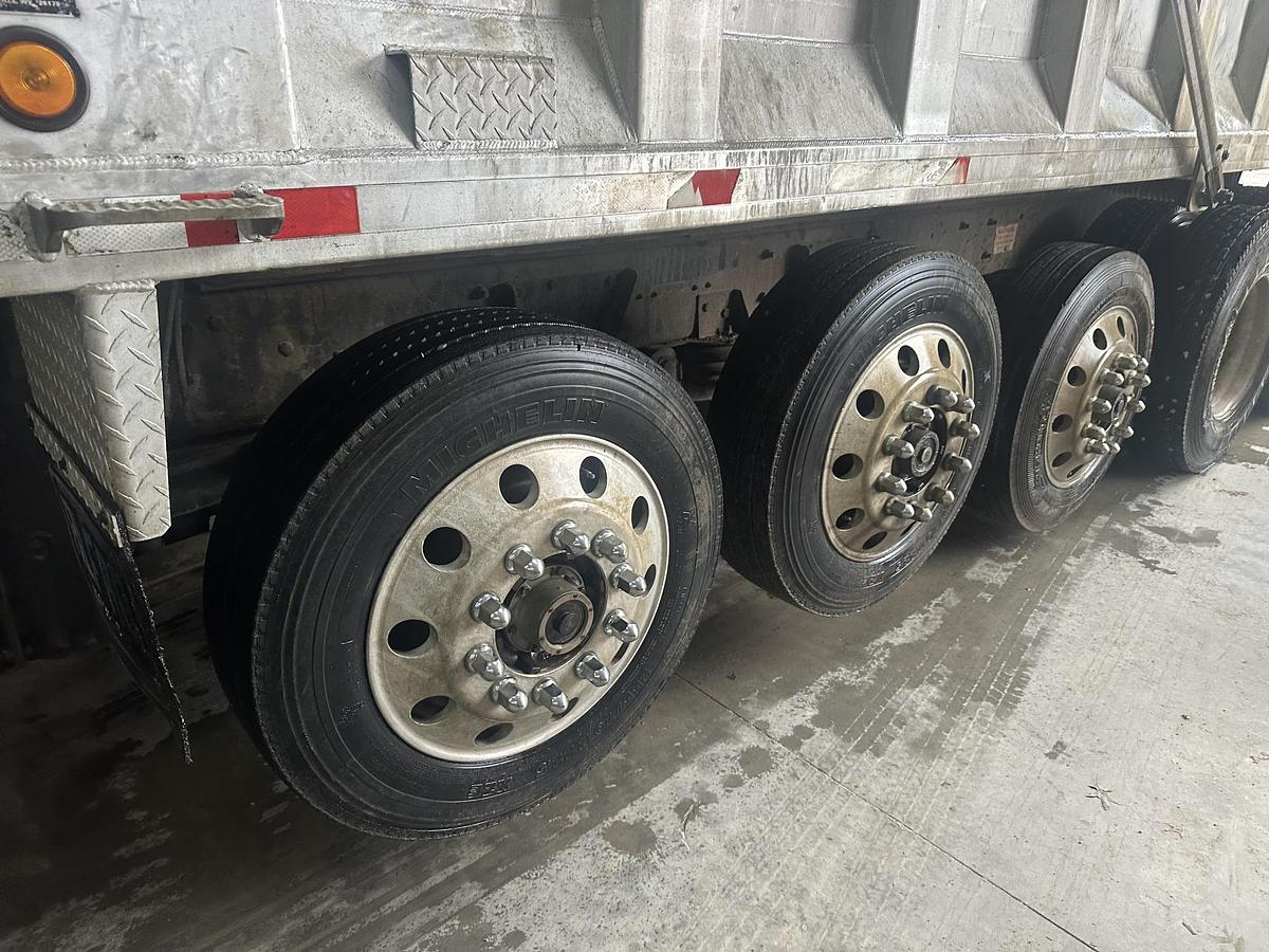 Used 1999 MACK CL713