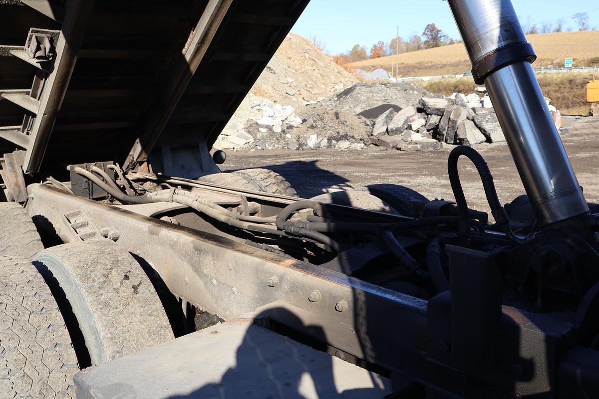 Used 1996 MACK RD690S