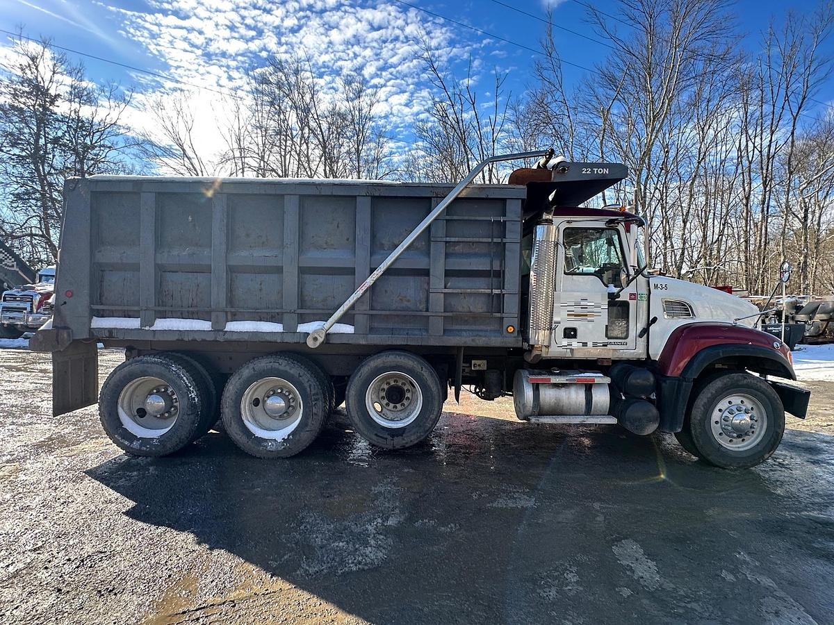 Used 2005 MACK CV713