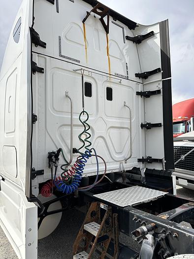 Used 2017 FREIGHTLINER Cascadia 125