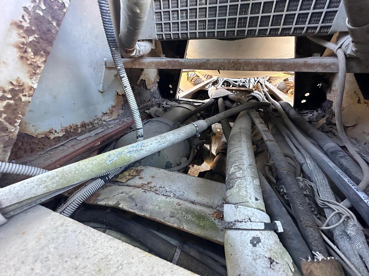 Used 2000 MACK DM690S Conveyor