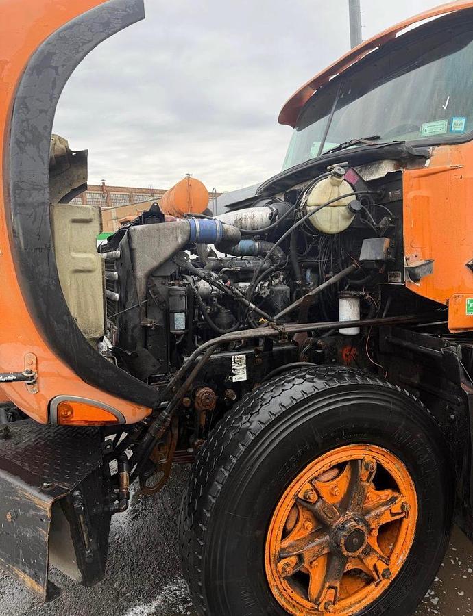 Used 2005 MACK CV713