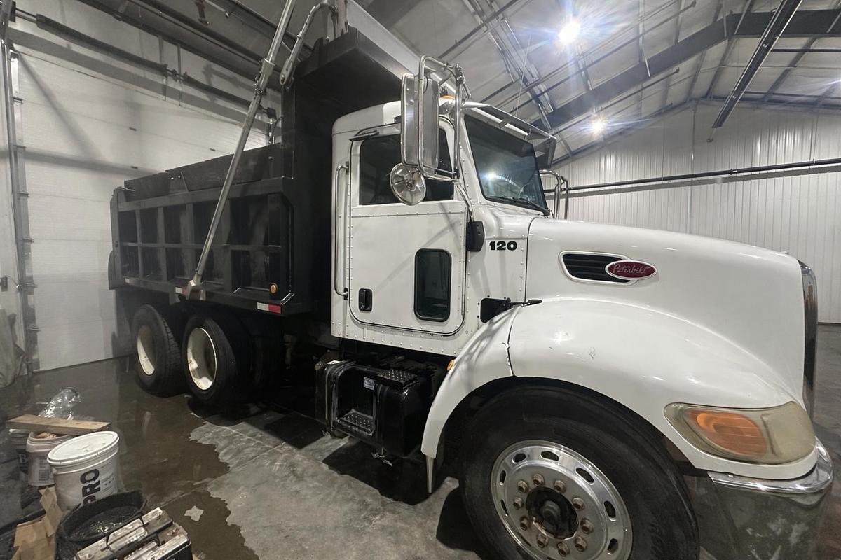 Used 2005 PETERBILT 335