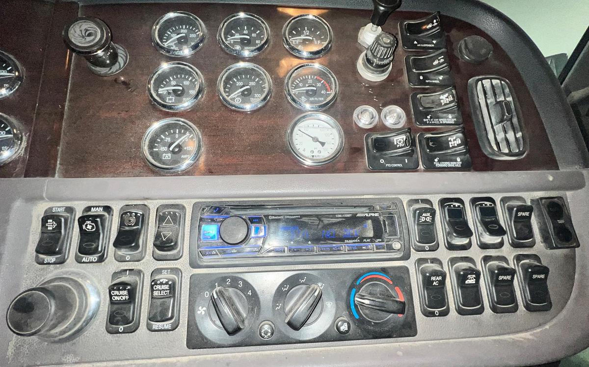 Used 2012 PETERBILT 388 Dump truck