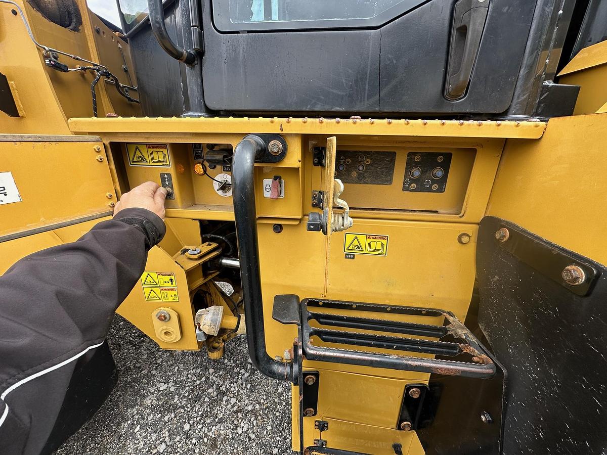 Used 2015 CATERPILLAR 962M