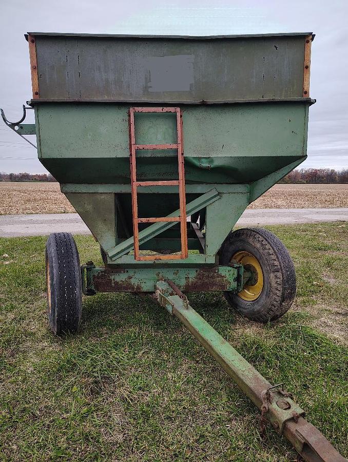 Used JOHN DEERE 350-22 Gravity Wagon