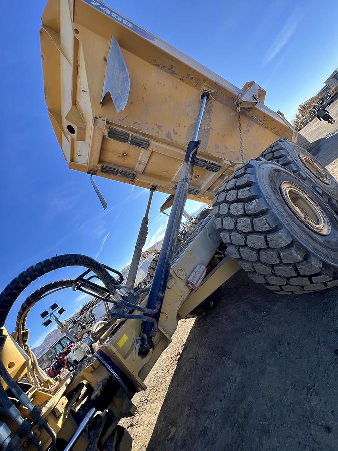 Used 2015 CATERPILLAR 740B