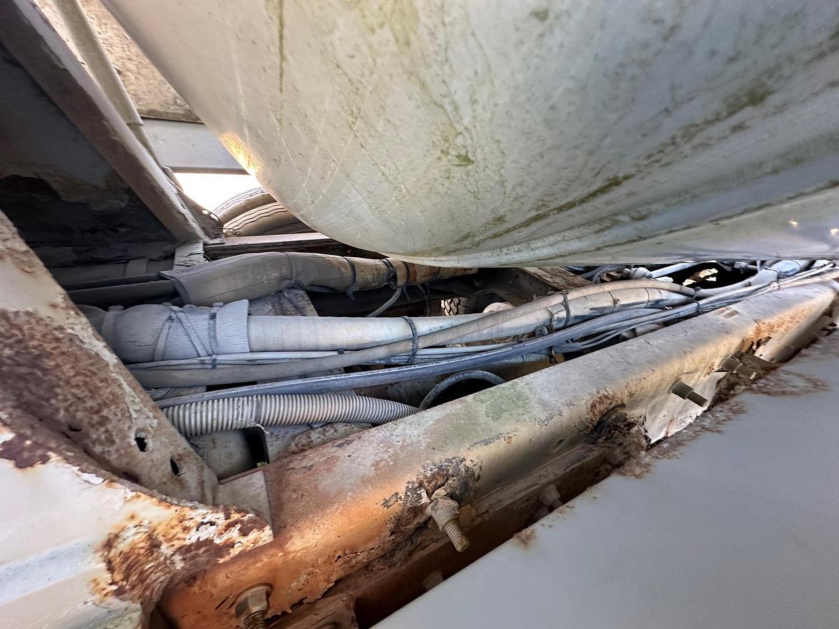 Used 2000 MACK DM690S Conveyor