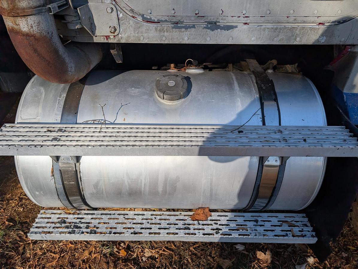 Used 1996 INTERNATIONAL 9400 Tri Axle