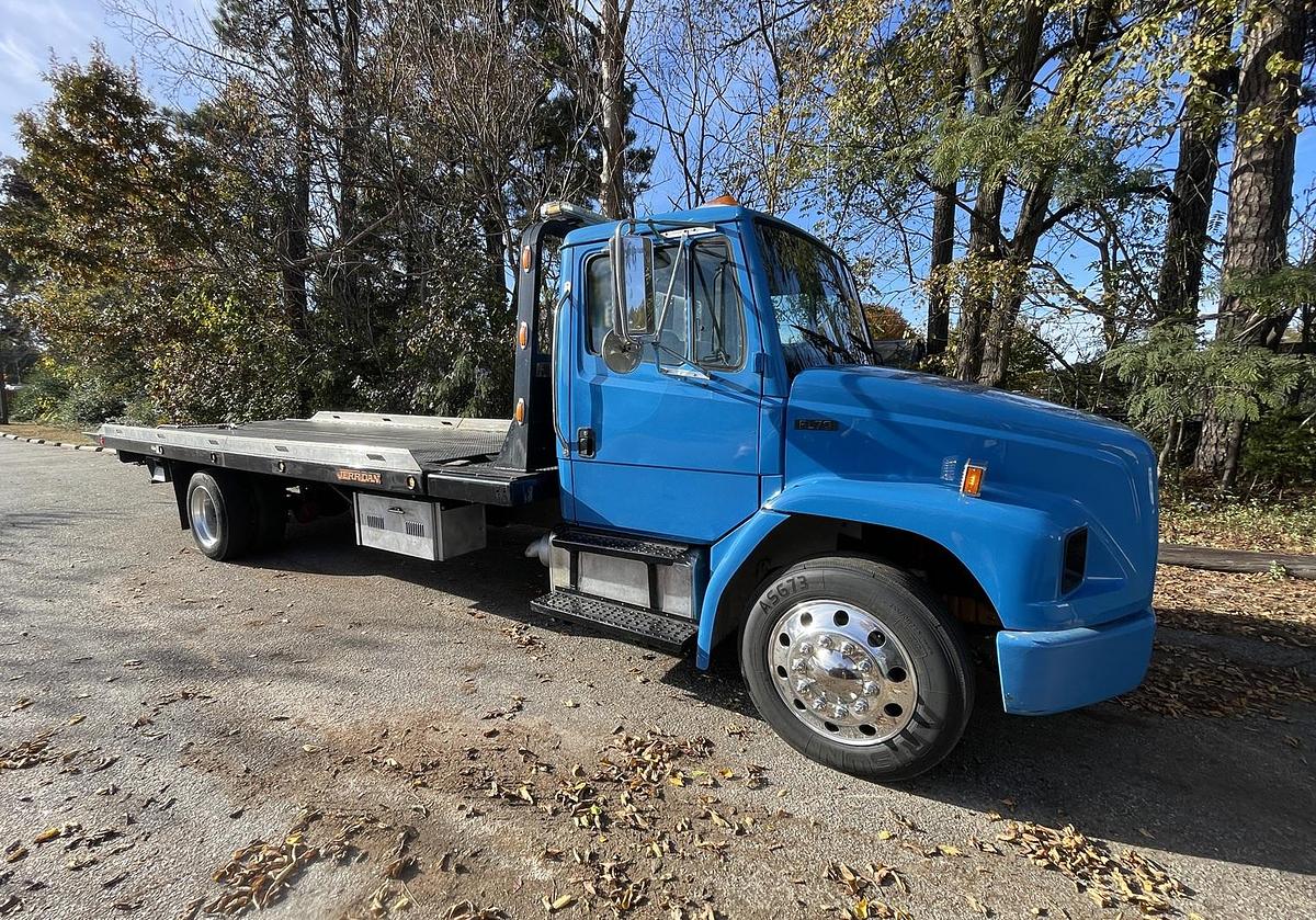 Used 2005 FREIGHTLINER FL70