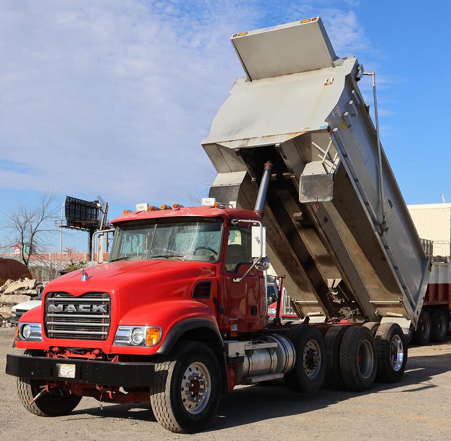 Used 2007 MACK Granite CV713