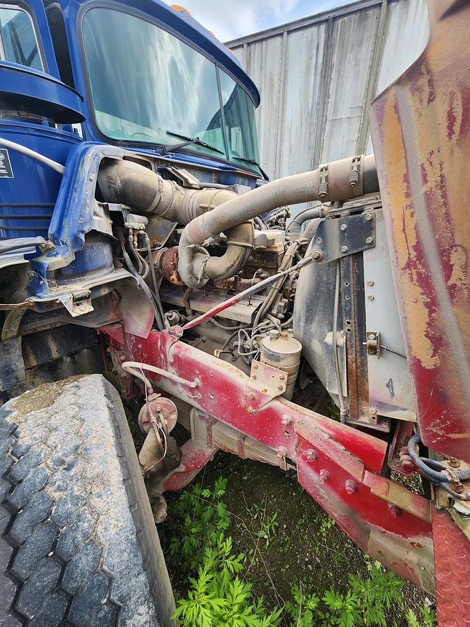 Used 2001 MACK DM690S Conveyor