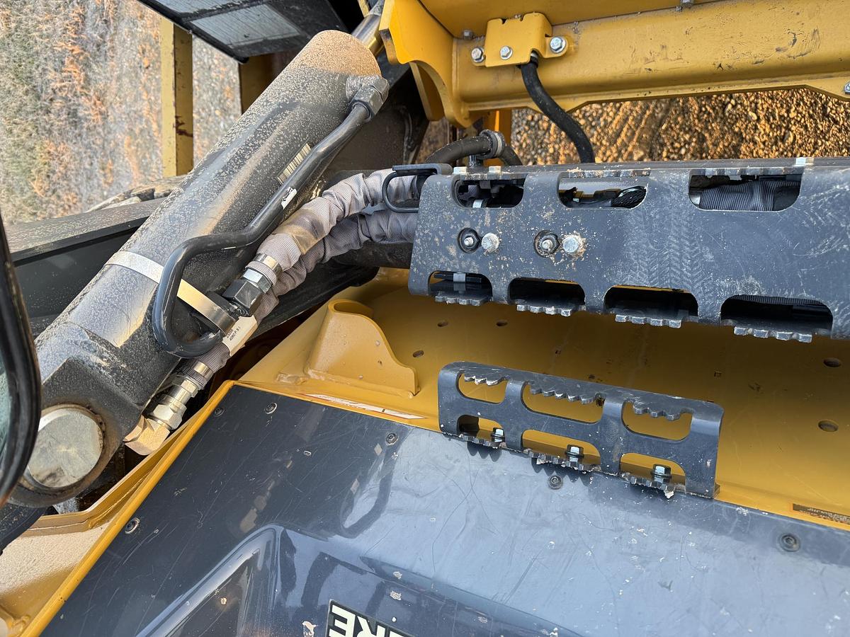 Used 2024 JOHN DEERE 332G Skid steer