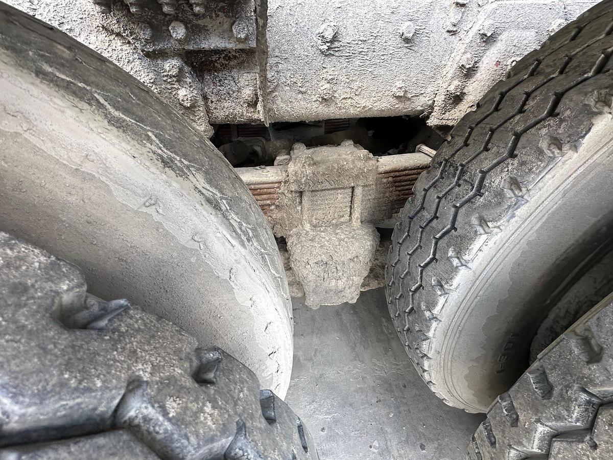 Used 2005 WESTERN STAR Rear Mixer