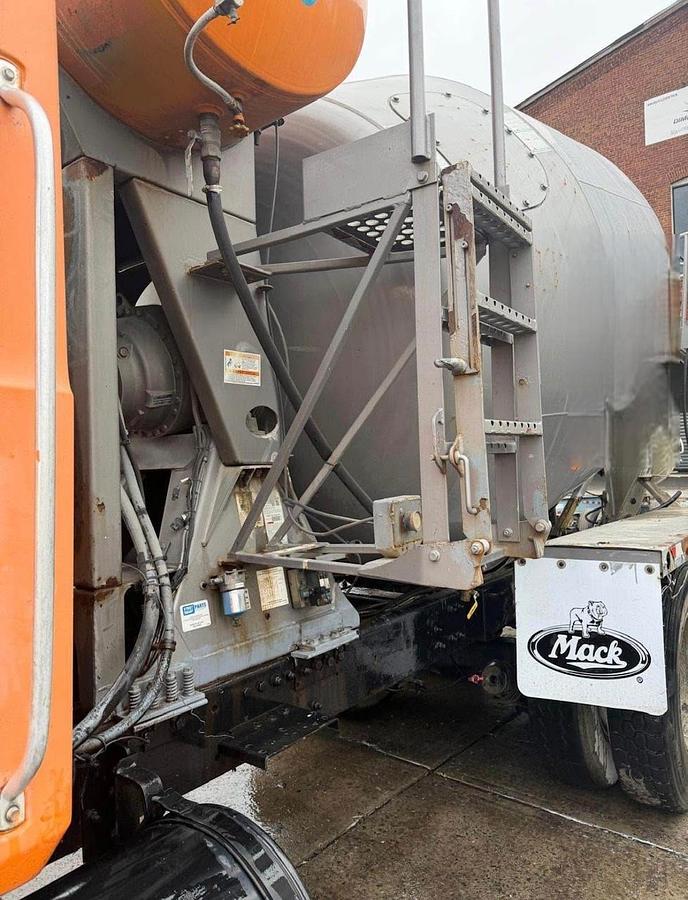 Used 2005 MACK CV713