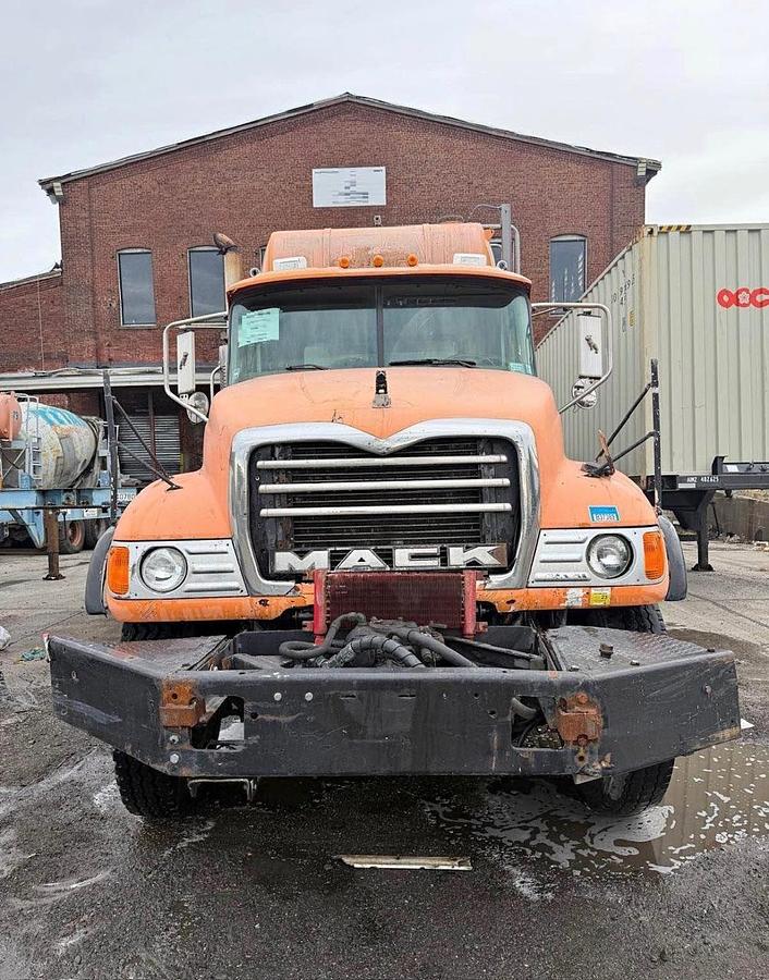 Used 2005 MACK CV713