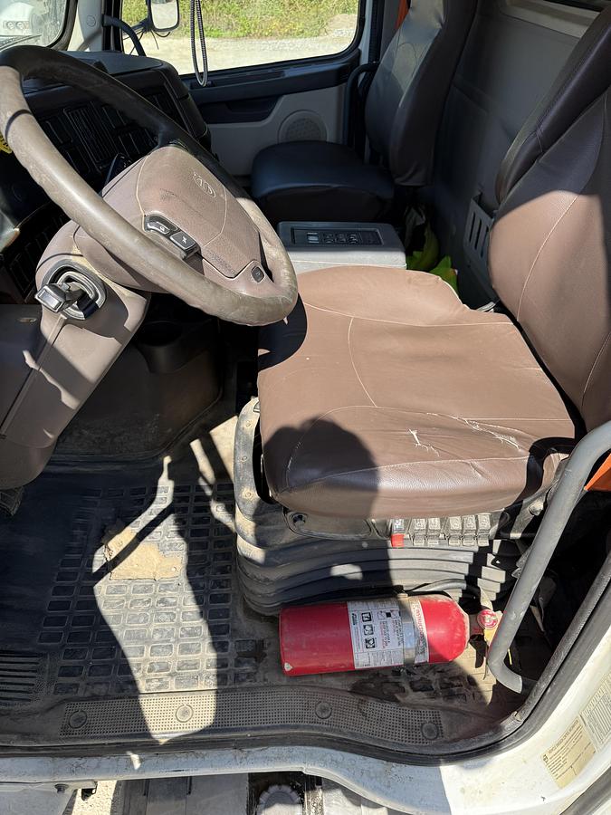 Used 2016 VOLVO VHDNC64RN