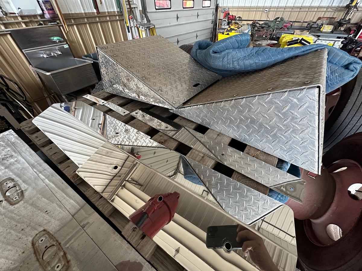 Used 1997 AUTOCAR DK6 Tilt Nose