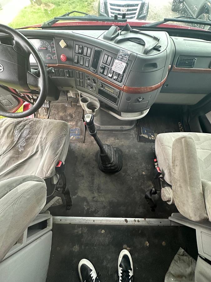 Used 2011 VOLVO VNL 64T630