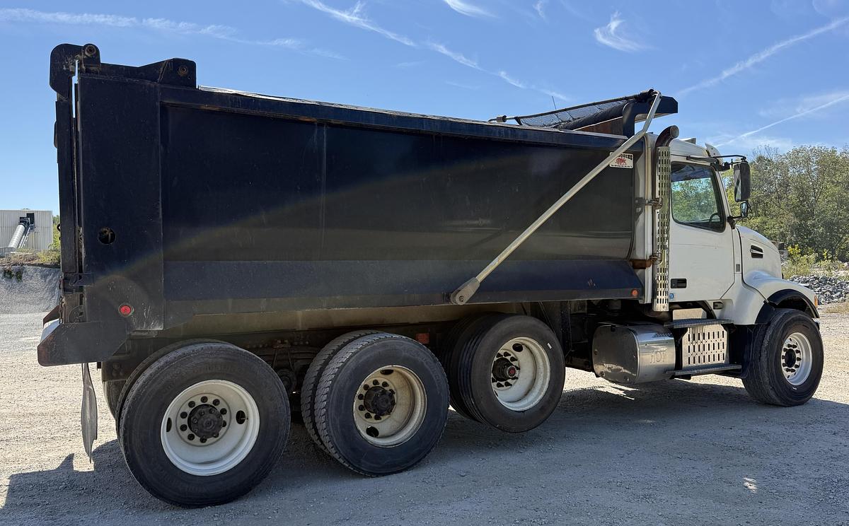 Used 2016 VOLVO VHDNC64RN