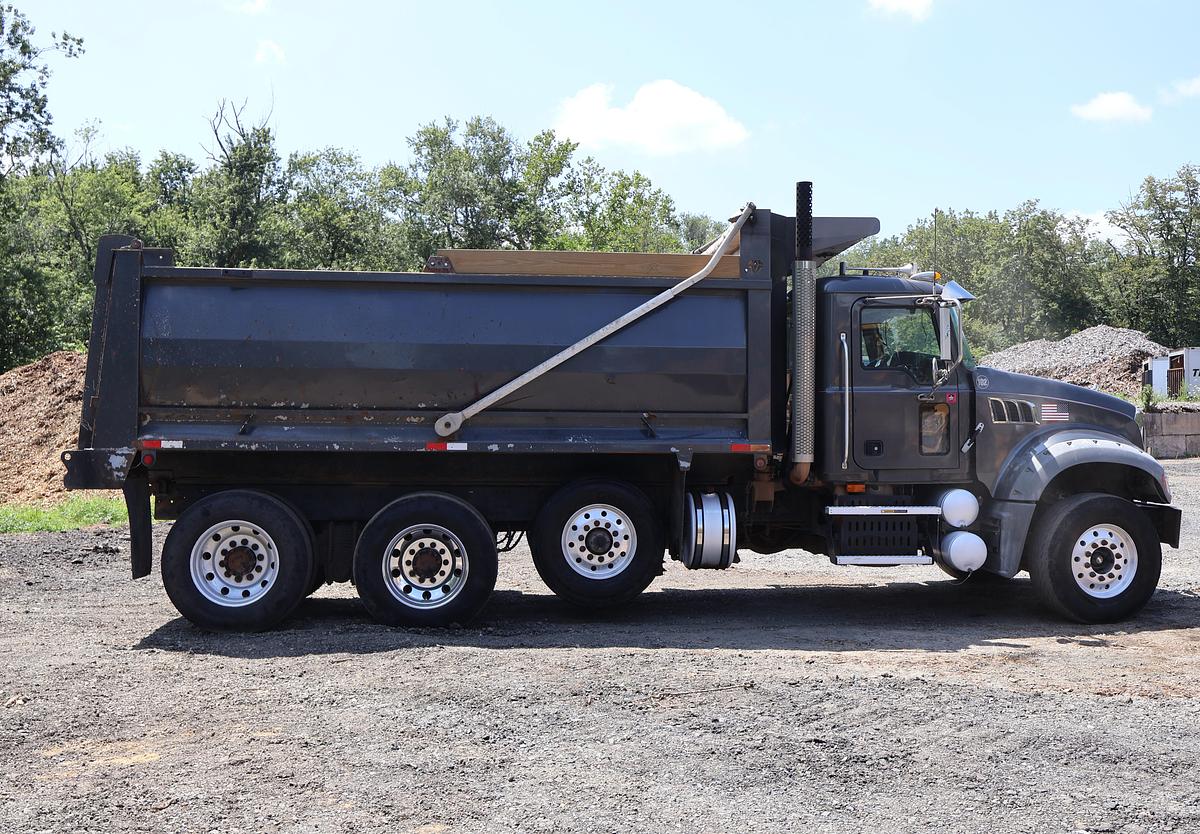 Used 2009 MACK Granite GU713