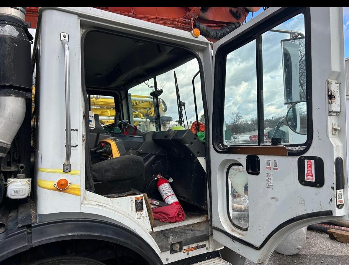 Used 2005 MACK MR688S