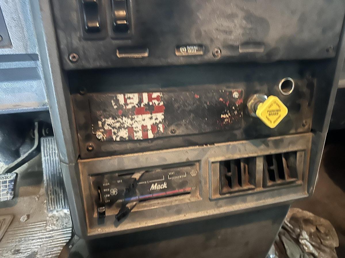 Used 1999 MACK CL713