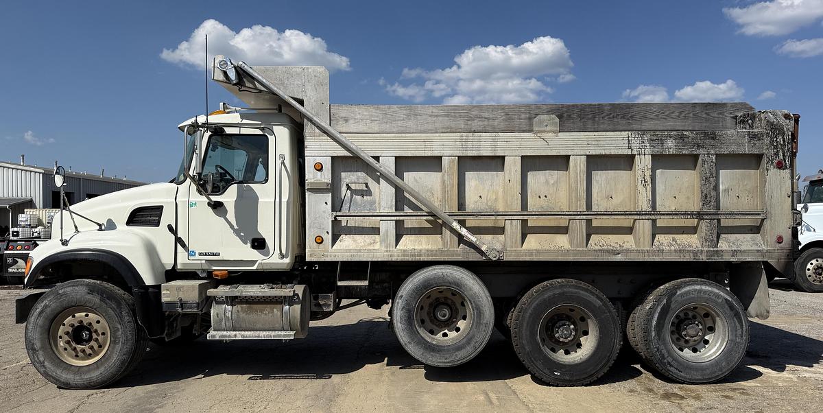 Used 2005 MACK CV713