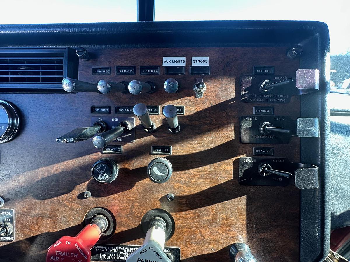 Used 1997 PETERBILT 389