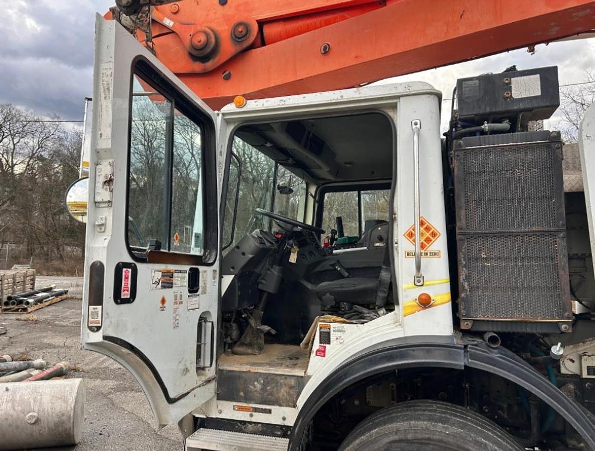 Used 2005 MACK MR688S