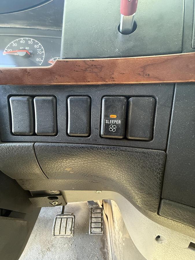 Used 2005 VOLVO VNL 64T670