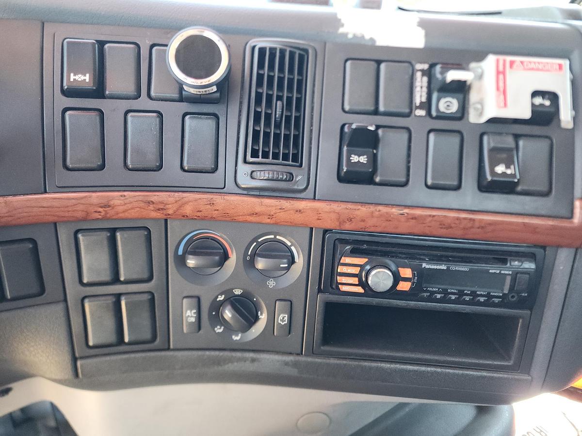 Used 2008 VOLVO VNM D13 4x2