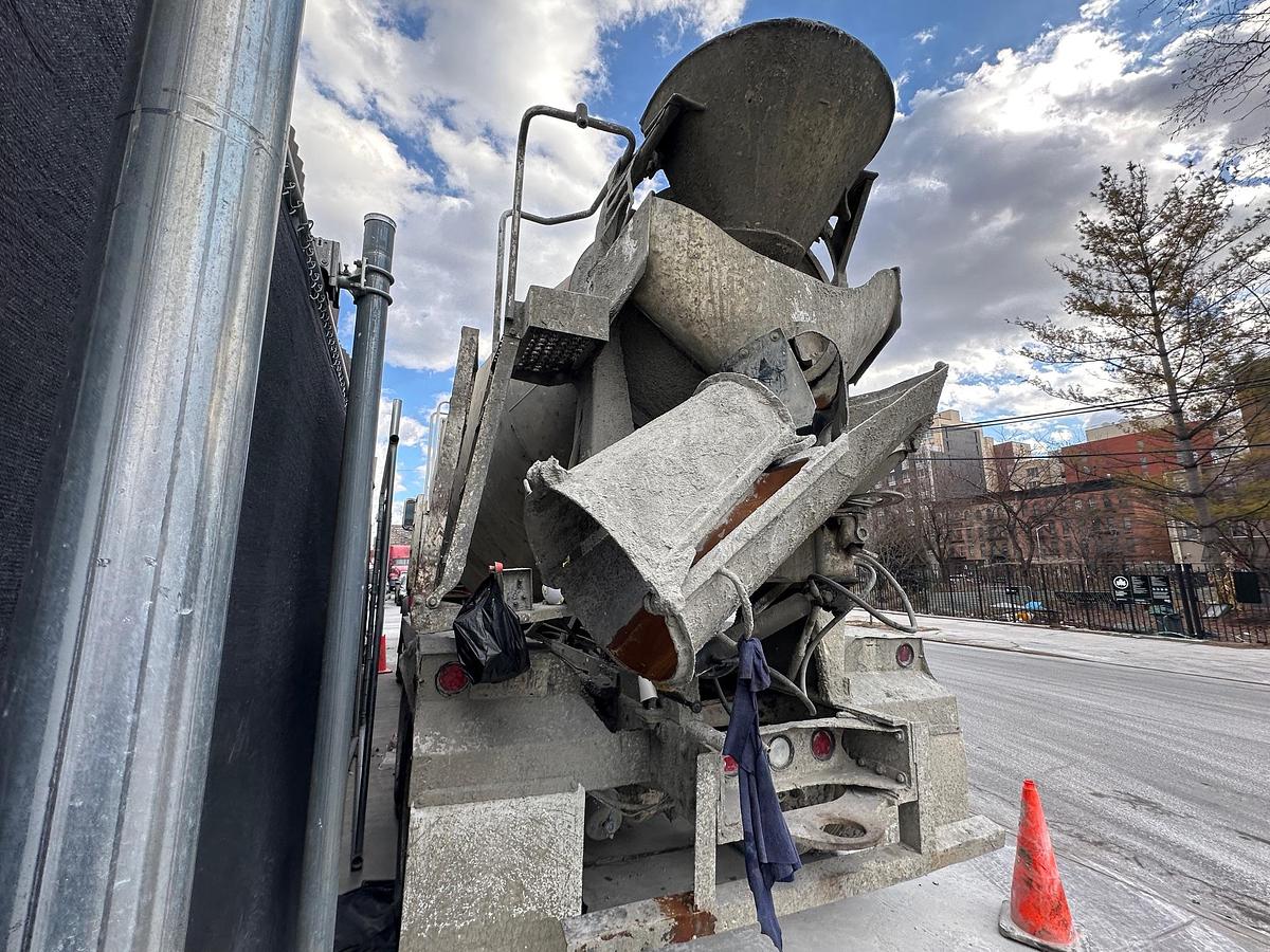 Used 2005 WESTERN STAR Rear Mixer